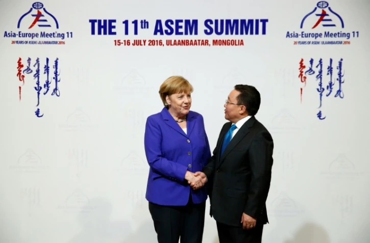 La chancelière Angela Merkel accueillie par le président de Mongolie Tsakhiagiin Elbegdorj à son arrivée le 15 juillet 2016 au sommet Europe-Asie à Ulan Bator