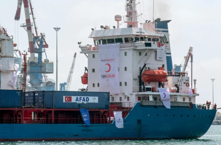Un navire turc transportant de l'aide humanitaire à destination de la bande de Gaza arrive dans le port israélien de Ashdod, le 3 juillet 2016 
