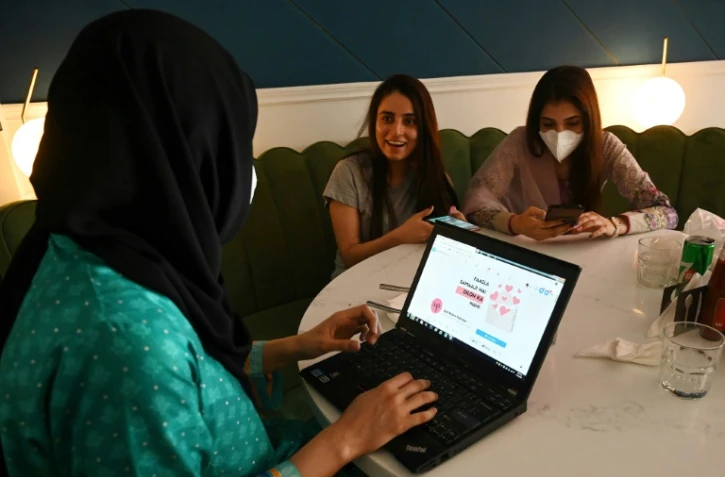 Un groupe de femmes discutent tout en surfant sur le réseau "The Soul Sisters Pakistan", le 31 août 2020 à Lahore, au Pakistan