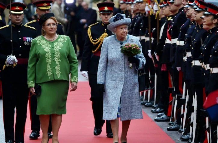 La reine d'Angleterre Elizabeth II et la présidente de Malte  Marie-Louise Coleiro Preca Muscat lors du passage en revue de la Garde d'Honneur le 26 novembre 2015 à  La Vallette
