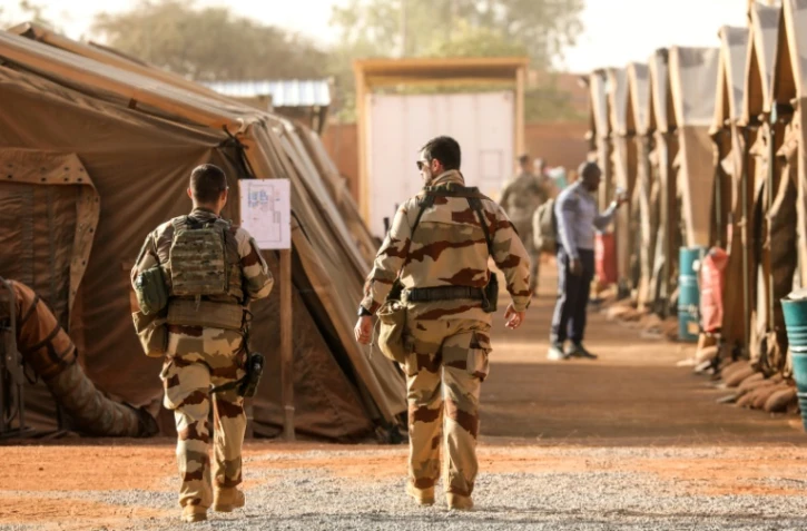 Des soldats français de l'opération Barkhane dans un camp situé aux abords de l'aéroport de l'aéroport de Niamey au Niger, le 22 décembre 2017