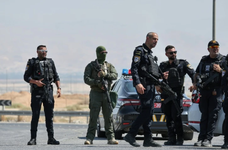 Des membres des forces de sécurité israéliennes sur les lieux d'une attaque à l'arme à feu à l'un des points de passage entre la vallée du Jourdain, en Cisjordanie occupée, et la Jordanie,  le 8 septembre 2024
