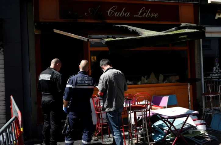 Des policiers devant le bar Au Cuba Libre où un incendie a fait au moins 13 morts, le 6 août 2016 à Rouen