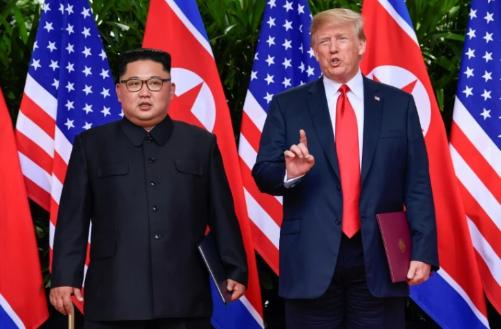 Le président américain Donald Trump se tient aux côtés du leadeur nord-coréen Kim Jong Un, à Singapour, le 12 juin 2018