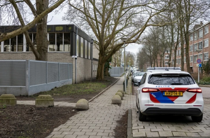 Une voiture de police devant une école juive où une explosion s'est produite, le 14 mars 2026 