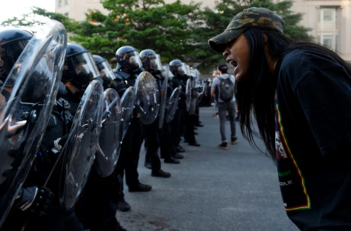 Tensions entre manifestants et forces de l'ordre près de la Maison Blanche, lundi soir.