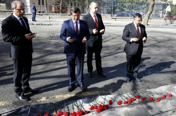 Le ministre de l'Intérieur Efkan Ala, le Premier ministre Ahmet Davutoglu, le gouverneur d'Ankara Mehmet Kiliclar et le ministre de la Défense Ismet Yilmaz le 19 février 2016 sur le lieu de l'attentat, commis deux jours plus tôt à Anakara