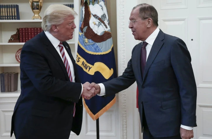 Le président américian Donald Trump a reçu à la Maison Blanche le 10 mai 2017 le chef de la diplomatie russe Sergueï Lavrov (D)
