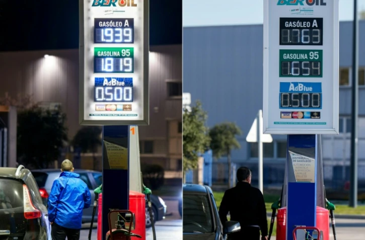 Combinaison d'images créée le 22 mars 2026 du prix à la pompe à Burgos, dans le nord de l'Espagne le 20 mars 2026, à gauche, et à droite le prix après les mesures gouvernementales espagnoles le 22 mars 2026