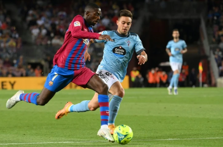 Ousmane Dembélé déborde le milieu du Celta Vigo Fran Beltran lors de la victoire du Barça au Camp Nou, le 10 mai 2022 