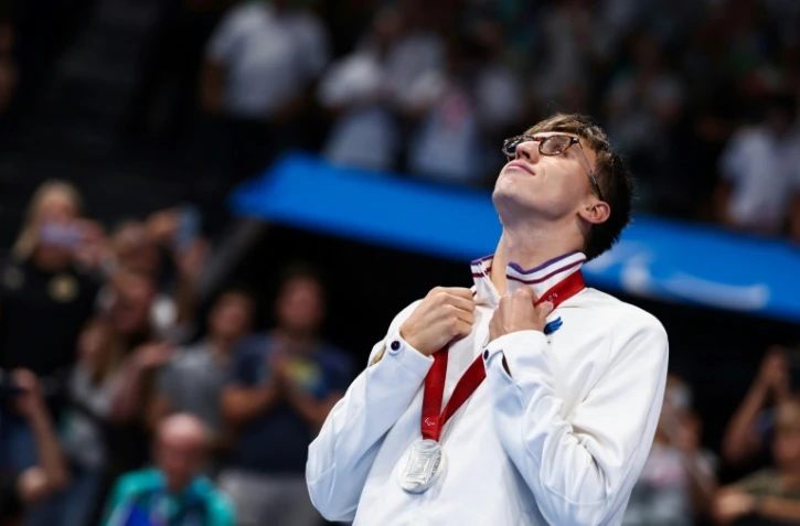 Alex Portal après sa médaille d'argent en para-natation aux Jeux paralympiques, le 29 août 2024 à Nanterre