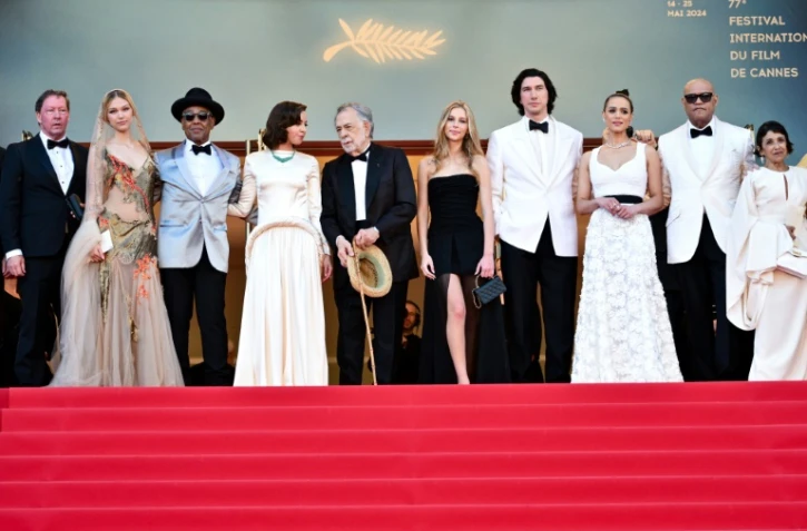 Le réalisateur américain Francis Ford Coppola (5e g) et les acteurs du film "Megalopolis" au 77e Festival de Cannes, le 16 mai 2024