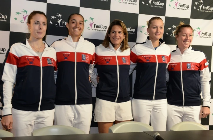 L'équipe de France de Fed Cup pose lors d'une conférence de presse, le 13 avril 2016 à Trélazé (Maine-et-Loire)