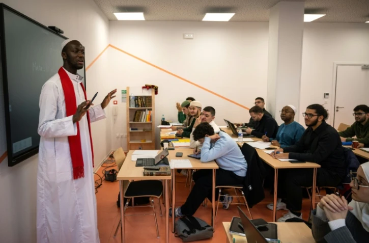Kalilou Sylla (à gauche), l'imam de la Grande Mosquée de Strasbourg, donne un cours visant à former les étudiants à la pratique de l'islam en France, le 11 novembre 2023, à Strasbourg
