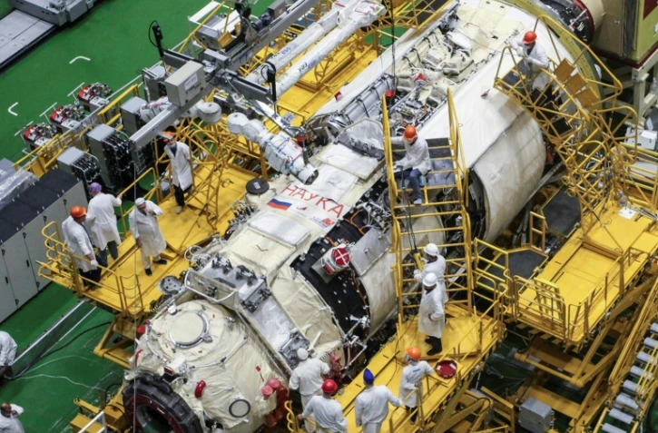 Photo diffusée le 21 juillet 2021 par l'agence spatiale russe du module russe Nauka lors de son assemblage sur le cosmodrome de Baïkonour (Kazakhstan)
