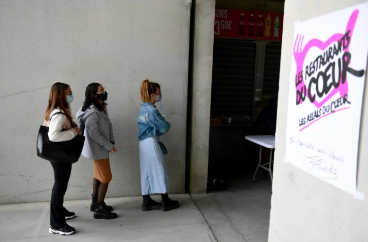 Des étudiants font la queue lors d'une opération de distribution alimentaire des Restos du coeur, au Vélodrome de Marseille le 26 mars 2021