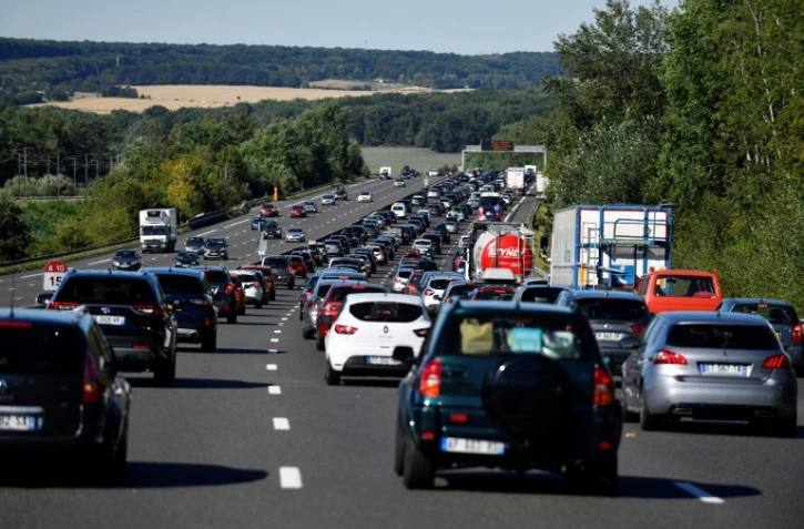 Le traditionnel chassé-croisé sur les routes entre les vacanciers de juillet et ceux d'août tient ses promesses avec plus de 1.000 km de ralentissements cumulés à la mi-journée