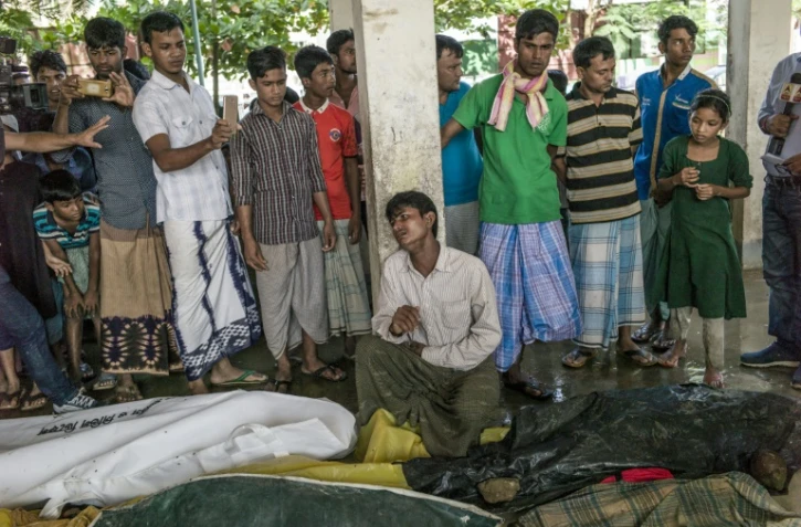 Des Rohingyas se recueillent devant les corps de réfugiés morts dans un naufrage en venant chercher refuge au Bangladesh, le 29 septembre 2017 près de la plage d'Inani, à Cox's Bazar