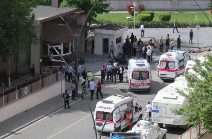 Des ambulances devant le poste de police cible d'une attaque le 1er mai 2016 à Gaziantep en Turquie