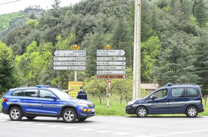 Des gendarmes contrôlent un carrefour près du village des Plantiers, dans les Cévennes, le 11 mai 2021
