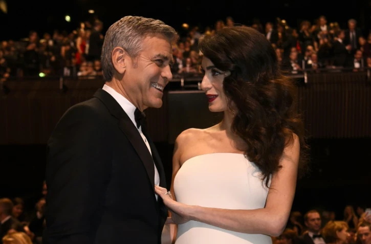 L'acteur américain George Clooney (g) et son épouse Amal Clooney, le 24 février 2017 à Paris