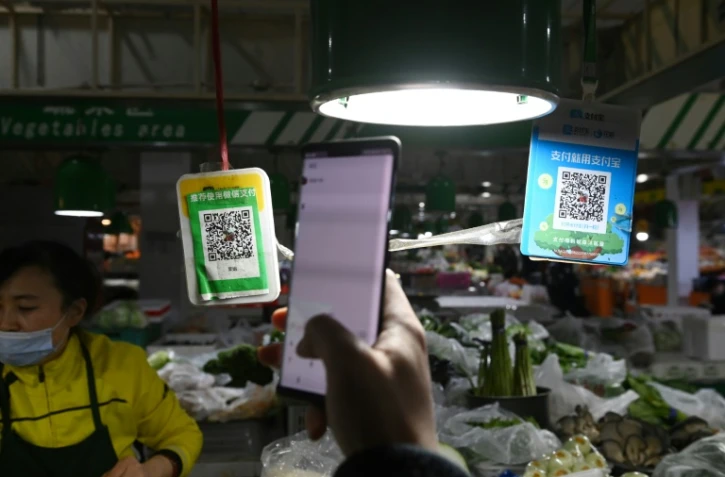 Un client scanne un code QR pour payer ses achats dans un marché de Pékin, le 27 octobre 2020