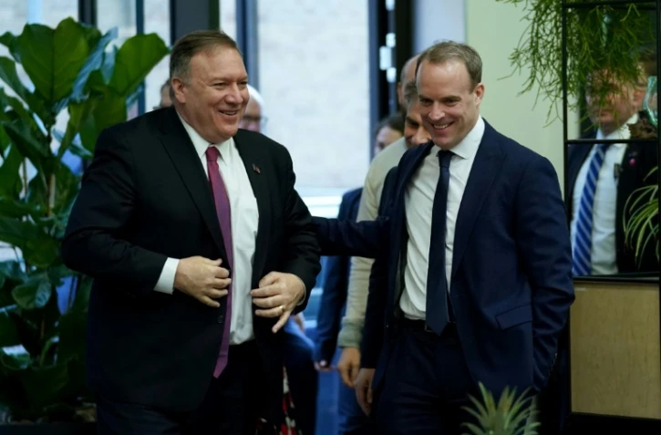 Le chef de la diplomatie américaine Mike Pompeo (G) avec son homologue britannique Dominic Raab (D) le 30 janvier 2020 à Londres