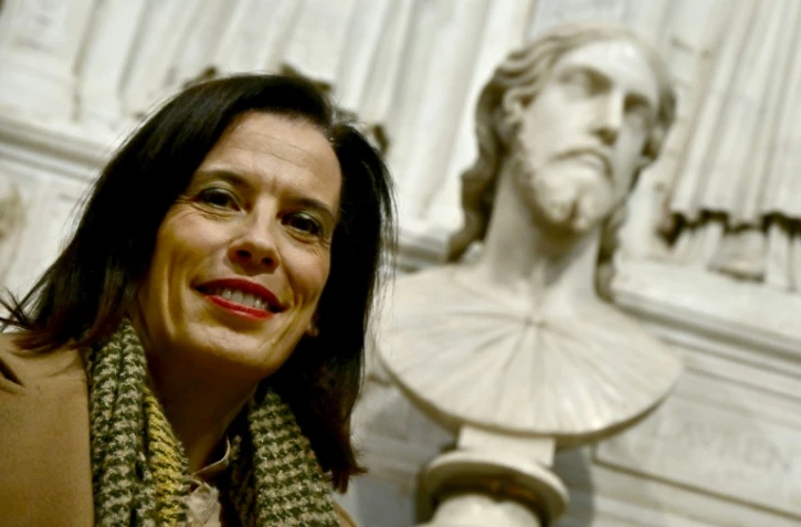 La chercheuse italienne Valentina Salerno devant un buste en marbre exposé à la basilique Sant'Agnese après que celui-ci a été identifié comme une œuvre de Michel-Angel grâce à la découverte d'archives inédites, le 4 mars 2026 à Rome