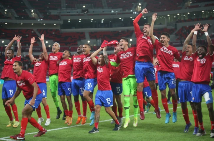 La joie des joueurs du Costa Rica, vainqueurs 1-0 de la Nouvelle-Zélande et qualifiés pour la Coupe du monde 2022 au Qatar, le 14 juin 2022 à Ar-Rayyan