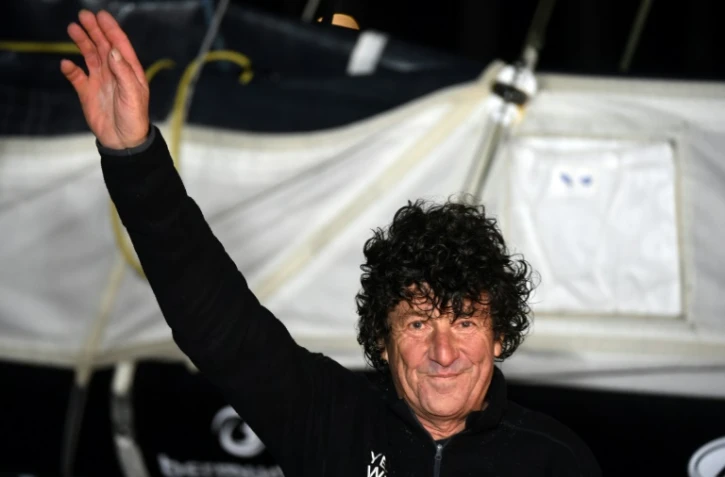 Le skipper français Jean Le Cam célèbre son arrivée aux Sables d'Olonne après plus de 80 jours de course dans le vendée Golbe, le 29 janvier 2021