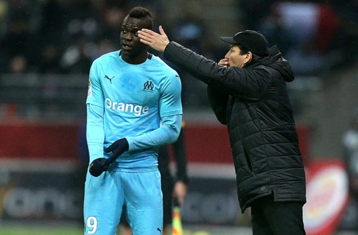 La recrue de l'OM Mario Balotelli écoute les consignes de son entraîneur Rudi Garcia, lors d'un match à Reims, le 2 février 2019