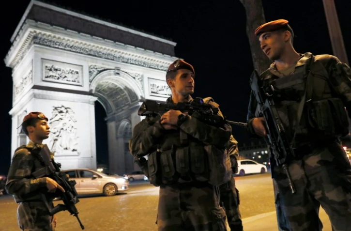 Des militaires patrouillent près de l'Arc de Triomphe à Paris après la fusillade sur les Champs Elysées le 20 avril 2017