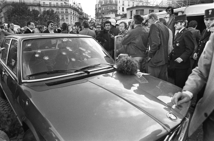 Des policiers autour de la voiture de Jacques Mesrine, le 2 novembre 1979 porte de Clignancourt à Paris