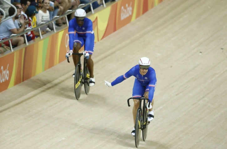 Les pistards Grégory Baugé (g) et Michael D'Almeida fêtent la médaille de bronze remporté e en vitesse par équipes, le 11 août 2016 aux JO de Rio