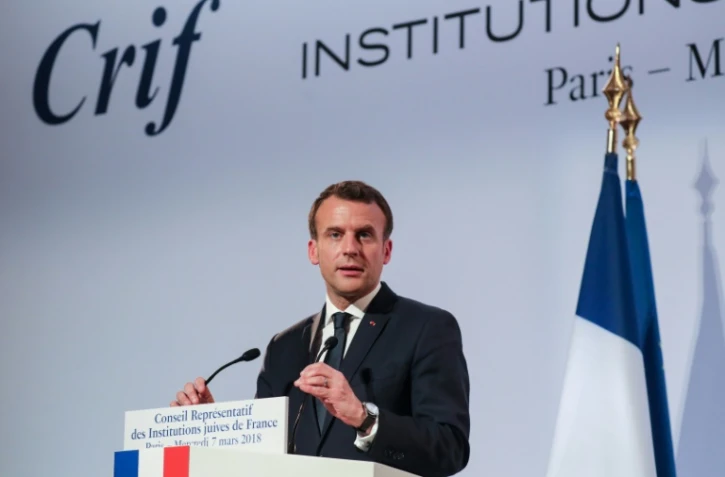 Le président Emmanuel Macron s'adresse aux convives lors du diner annuel du CRIF à Paris, le 7 mars 2018