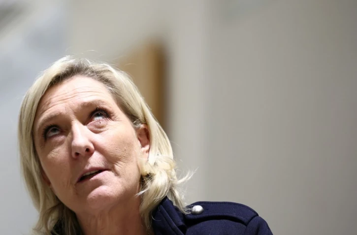 La cheffe de file du Rassemblement National (RN) Marine Le Pen, arrive au tribunal correctionnel de Paris pour son procès pour détournement de fonds publics européens, à Paris, le 26 novembre 2024