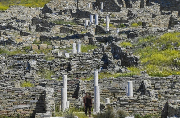 Les sculptures "Connect" de l'artiste britannique Antony Gormley installée sur le site archéologique de l'îlotDélos, dans le cadre de l'exposition "Sight", le 3 mai 2019 en Grèce