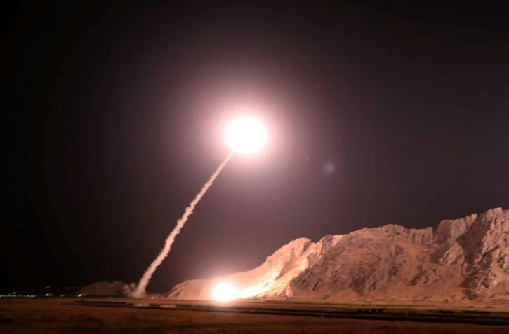 Photo diffusée par les Gardiens de la révolution iraniens du lancement de missiles sur l'est de la Syrie, le 1er octobre 2018