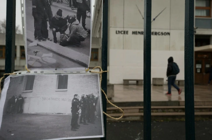 Des photos  accrochées le 25 mars 2016 à la grille du lycée Henri Bergson à Paris près duquel un lycéen de 15 ans a reçu des coups en marge des manifestations 