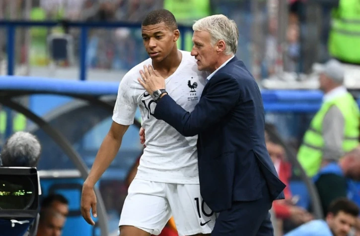 Accolade entre le coach des Bleus Didier Deschamps et son attaquant vedette Kylian Mbappé à l'issue du match contre l'Uruguay à Nijni Novgorod, le 6 juillet 2018