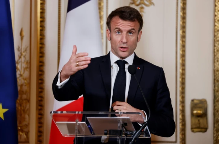Emmanuel Macron lors d'une conférence de presse avec le Premier ministre des Pays-Bas à Amsterdam le 12 avril 2023