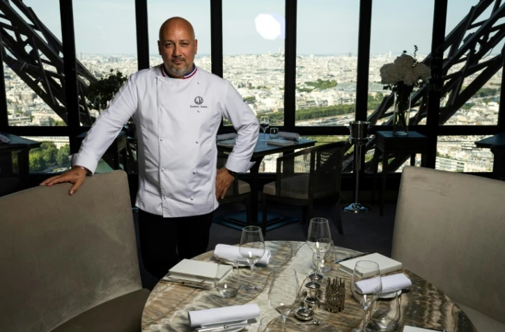 Frédéric Anton pose au restaurant "Le Jules Verne" le 15 juillet 2019