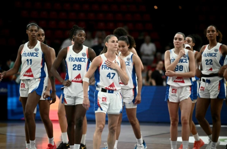 L'équipe de France féminine de basket après sa défaite en demi-finale de l'Euro contre l'Espagne au Pirée (Grèce) le 27 juin 2025