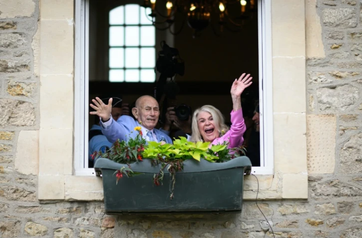 Harold Terens (G), vétéran américain de la Seconde Guerre mondiale âgé de 100 ans, et sa fiancée Jeanne Swerlin, âgée de 96 ans, lors de leur mariage célébré le 8 juin 2024 à Carentan-les-Marais, en Normandie