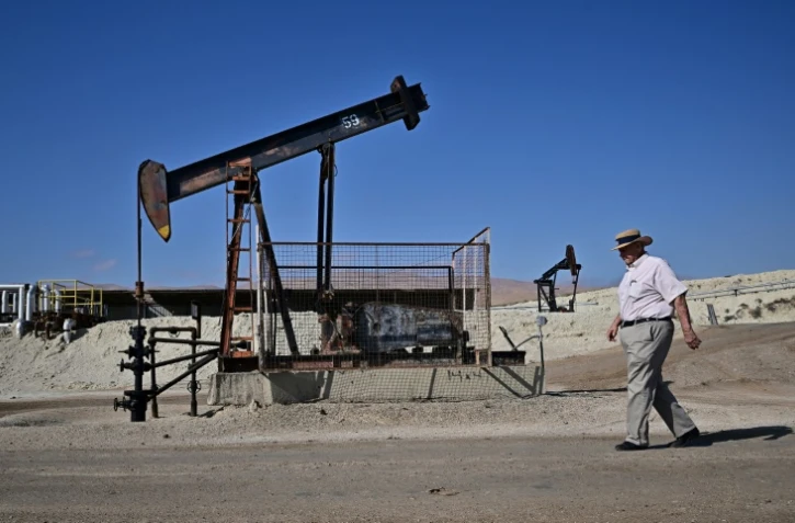 Le producteur de pétrole Fred Holmes passe devant une pompe à pétrole près de Taft, en Californie, le 21 septembre 2023