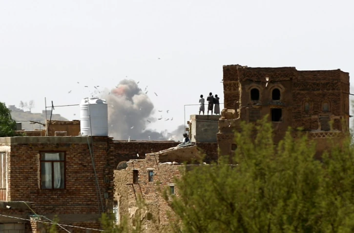De la fumée s'élève dans le ciel de Sanaa après des frappes aériennes, le 25 septembre 2016