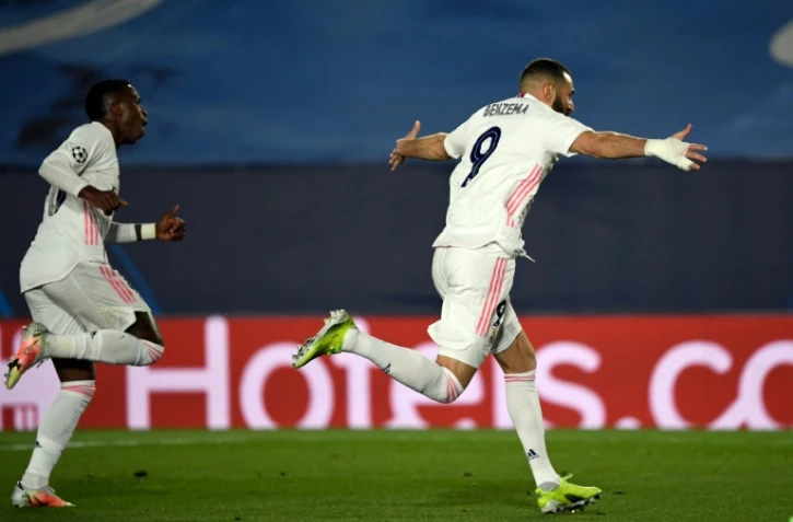 L'attaquant français du Real Madrid, Karim Benzema (d), exulte après son but lors du 8e de finale retour de la Ligue des champions contre l'Atalanta, à Valdebebas, le 16 mars 2021