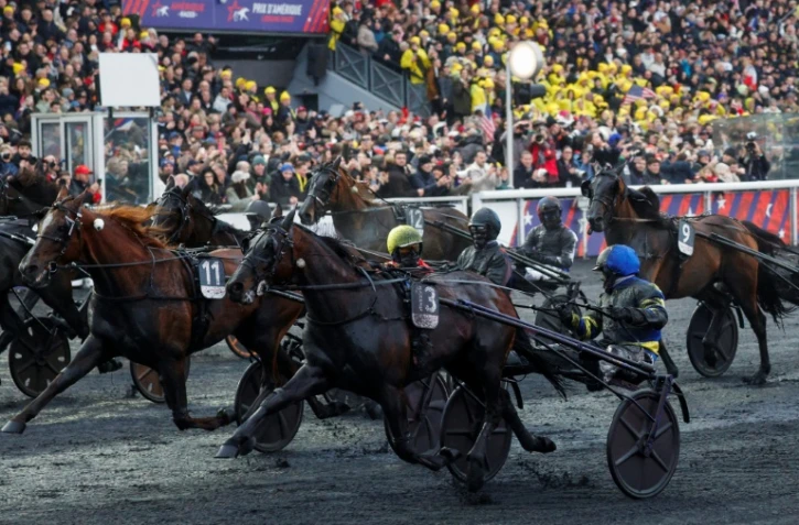 Le driver Franck Nivard, au centre, sur Hokkaido Jiel, à l'hippodrome de Vincennes à Paris lors du Prix d'Amérique le 25 janvier 2026