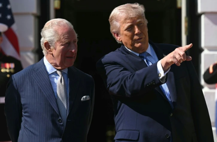 Le président américain Donald Trump (d) et le roi Charles III à la Maison Blanche, le 27 avril 2026 à Washington