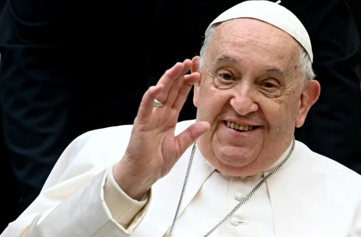 Le pape François avant l'inauguration de la nouvelle papamobile électrique, au Vatican, le 4 décembre 2024